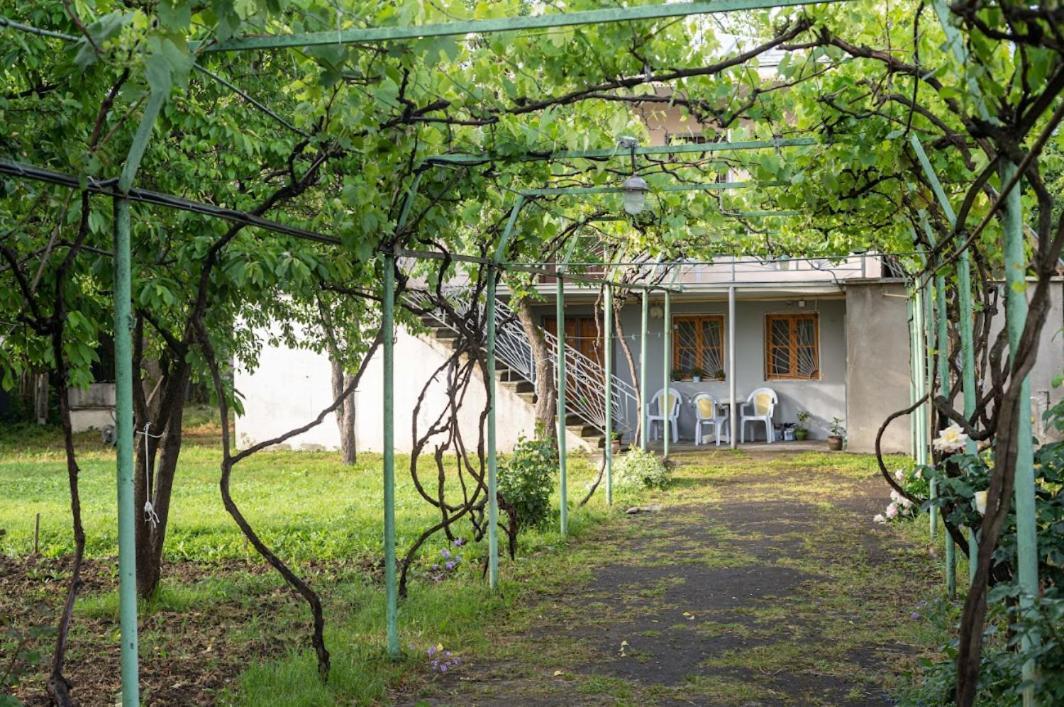 Gvirilas Sakhli Guest House Khashuri 外观 照片
