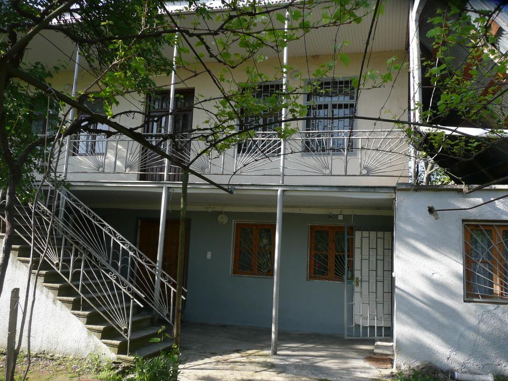 Gvirilas Sakhli Guest House Khashuri 外观 照片